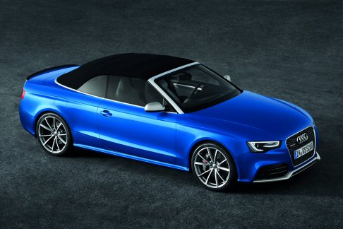 Audi - La Audi RS 5 Cabriolet vanta un ricco equipaggiamento di serie che include lassistente al parcheggio plus, sedili anteriori riscaldati, porgicintura automatici, un frangivento, il pacchetto luci, il sistema dinformazione con consiglio di pausa.