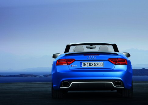 Audi - Fra le dotazioni sportive e di lusso a richiesta  disponibile il riscaldamento per la zona della testa regolabile su tre livelli, il controllo automatico degli abbaglianti, i fari adattivi adaptive light e il climatizzatore automatico a 3 zone.