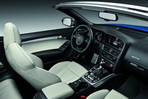 Audi - Per la RS5 Cabriolet sono disponibili tutti i sistemi di assistenza della gamma A5: adaptive cruise control, Audi side assist, Audi active lane assist.