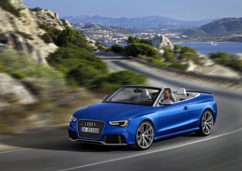 Audi - Dinamismo e divertimento puro per la nuova en plein air dei quattro anelli Audi RS 5 Cabriolet, che seduce per la combinazione di eleganza e potenza. 