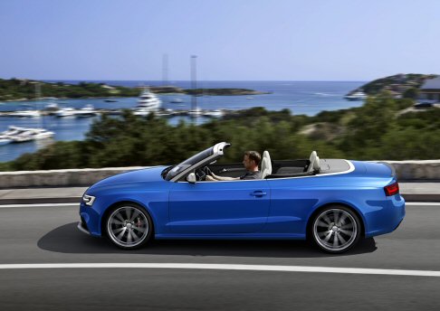 Audi - La capote si apre in 15 secondi e si chiude in 17 secondi. Sia lapertura sia la chiusura possono essere effettuate durante la marcia fino a una velocit di 50 km/h.
