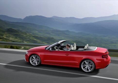 Audi - Per ridurre il peso e ottimizzare la ripartizione dei carichi sugli assi, i parafanghi anteriori della Audi RS 5 Cabriolet sono in alluminio. Gli interni offrono una elevata qualit delle finiture e i comandi sono semplici e intuitivi, 