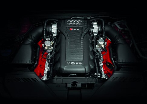 Audi - A bordo della nuova Audi RS 5 Cabriolet il differenziale centrale a corona dentata interagisce con il software intelligente della gestione dei freni; il torque vectoring interviene su tutte e quattro le ruote. 