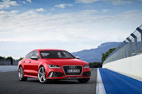 Audi - Di serie la Audi RS 7 Sportback  dotata di cerchi fucinati in alluminio da 20 pollici a sette doppie razze. I dischi dei freni autoventilanti sono stati realizzati con il design wave.