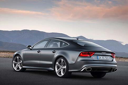 Audi - La spinta propulsiva dellAudi RS 7 Sportback viene garantita dal motore 4.0 TFSI, la cui potenza massima di 560 CV (412 kW) si sviluppa da 5.700 a 6.600 giri.