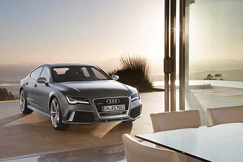 Audi - Secondo i dati ufficiali, la RS 7 Sportback scatta da 0 a 100 km/h in 3,9 secondi, mentre la velocit massima  limitata a 250 km/h, ma pu arrivare a 280 km/h e a 305 km/h con i due pacchetti optional Dynamic e Dynamic plus. 