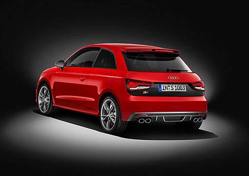 Audi - Di serie troviamo i sedili sportivi con finitura mista pelle Milano e tessuto Olympic, volante sportivo a tre razze, pedaliera in alluminio, oltre al climatizzatore automatico, limpianto audio CD a sei altoparlanti con schermo retraibile da 6,5 pollici.