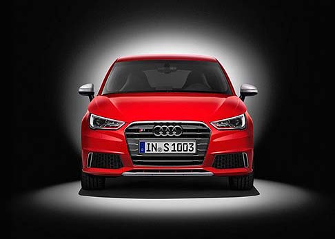 Audi - Una serie di dettagli, come le minigonne laterali e il sistema di scarico, vantano uno stile sorprendente. Quattro nuovi colori esterni completano il catalogo delle tinte. 