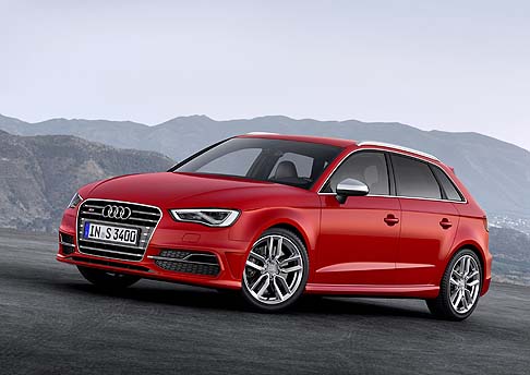 Audi - Ricca anche la dotazione di serie specifica che prevede: climatizzatore automatico comfort, fari xeno plus con luci diurne in tecnologia LED, sedili sportivi rivestiti in alcantara/pelle, Audi sound system. Competitivi anche i prezzi.