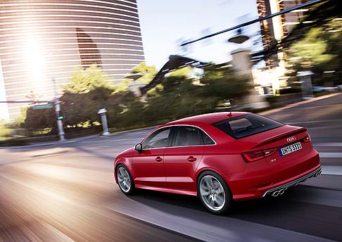 Audi - Elegante berlina di fascia premium, la nuova Audi S3 Sedan sfida sul terreno del segmento C rivali di tutto rispetto come la BMW Serie 1 135i Coup, la BMW Serie 1 M Coup e la Mercedes-Benz Classe CLA 45 AMG 4MATIC.