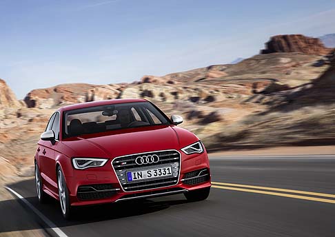 Audi - Al particolare dinamismo della vettura contribuisce anche la costruzione leggera. In molte aree della cellula dellabitacolo sono stati utilizzati acciai ultraresistenti, il cofano  in alluminio.