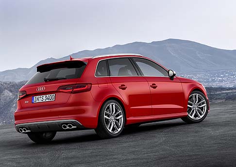 Audi - La nuova Audi S Sportback adotta un motore quattro cilindri completamente aggiornato. 