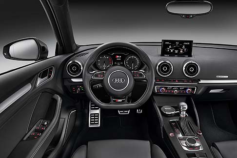 Audi - A richiesta, Audi offre per la nuova S3 Sportback tutti i sistemi di assistenza al conducente disponibili per la gamma, come ladaptive cruise control.