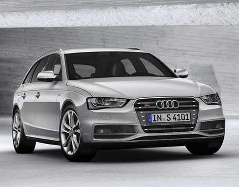 Audi - Rivisti gli interni, che ora propongono il pulsante di avviamento riposizionato, nuovi volanti, inserti con finitura lucida