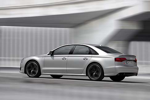 Audi - La berlina scatta da 0 a100 km/h in 3,8 secondi e raggiunge la velocità massima limitata elettronicamente di 250 km/h.