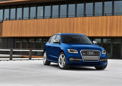 Audi -  LAudi SQ5 dedicata agli USA offre una griglia anteriore grigio platino con doppie barre orizzontali in look alluminio, logo V6 T sui passaruota anteriori, il pacchetto di finitura opaca esterna