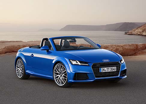 Audi - L equipaggiamento di Audi TT Roadster include la capote automatica insonorizzata, gruppi ottici xeno plus con luci diurne in tecnologia LED, lo sterzo progressivo e lAudi active lane assist.