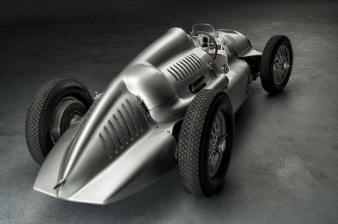 Audi -  La Union Type D offriva un motore collocato alle spalle del pilota, disposizione che  ancora una caratteristica standard della Formula Uno di oggi. 
