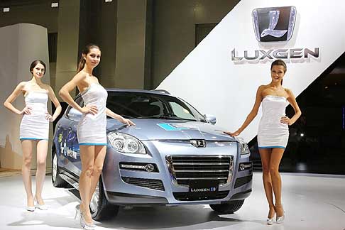 Luxgen - Auto elettrica Luxgen EV e hostess al Salone Internazionale di Mosca 2012