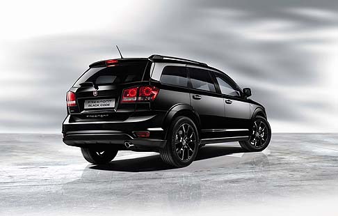 Fiat - Il design esclusivo di Fiat Freemont Black Code viene enfatizzato dai particolari nero lucidi, come la griglia frontale, le calotte specchio e i cerchi in lega da 19 pollici. 