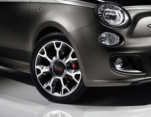 Fiat - La nuova serie speciale si presenta con la vernice bicolore metallizzata con tetto e linea di cintura in nero vesuvio, body in grigio colosseo, le calotte degli specchi satinate, i cerchi in lega diamantati specifici da 16 pollici.