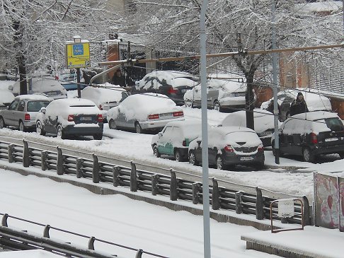 Roma - Auto innevate a Roma disagi per la circolazione