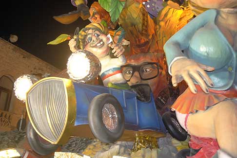 carro Amarcord - Auto storica di cartapesta al Carnevale di Putignano 2013
