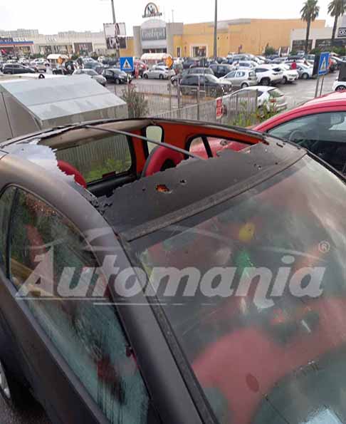 Centro Commerciale di Casammassima - Auto tetto panoramico distrutto dalla grandine nei pressi del Centro Commerciale di Casammassima in Provincia di Bari