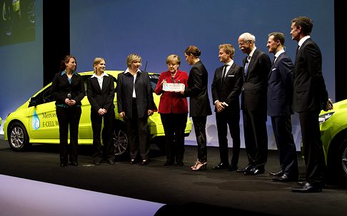 Mercedes-Benz - Anniversario dei 125 anni Mercedes con Angela Merkel in giacca rossa