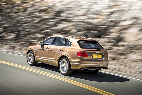 Bentley - Il suv ricalca lo stile degli altri modelli del marchio, puntando sull’armonia degli elementi e sul carattere deciso.