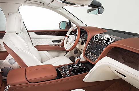Bentley - La dotazione di serie include un tettuccio panoramico in vetro, composto da due pannelli. 