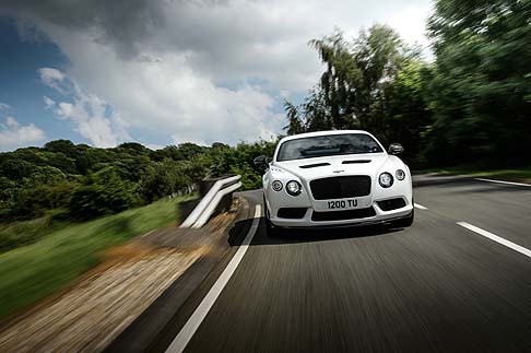 Bentley - A bordo, la nuova Continental GT3-R offre un esclusivo abitacolo a due posti realizzato a mano in fibra di carbonio, rivestito in Alcantara e pelle di prima qualit. 
