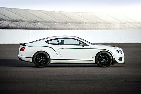 Bentley - Il nuovo splitter conferisce un aspetto deciso allanteriore bilanciato dal nuovo alettone posteriore fisso montato sullo sportello del bagagliaio.