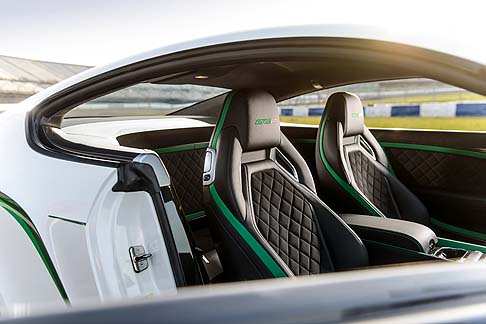Bentley - La fibra di carbonio lucida crea un contrasto con la tonalit Glacier White della carrozzeria.