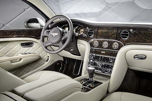 Bentley - Grazie allofferta del sistema ibrido di Bentley, i clienti potranno scegliere fra vari propulsori moderni.
