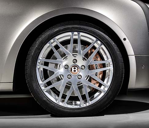 Bentley - Esteticamente la concept adotta come elemento di stile il rame, elemento che richiama la tecnologia elettrica, che ritroviamo sia allesterno che a bordo, integrato nei dettagli che definiscono i gruppi ottici anteriori, la cornice della calandra.