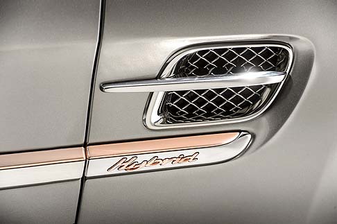 Bentley - A bordo spicca sui pannelli del cruscotto in radica realizzati a mano, sulle cornici degli interruttori e nel quadro strumenti.
