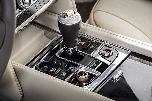 Bentley - Ulteriore elemento di raffinatezza viene rappresentato dalle cuciture incrociate in rame sugli interni trapuntati a rombi della specifica Mulliner Driving.