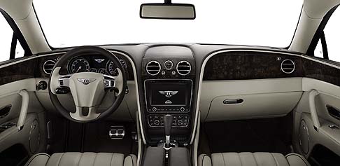 Bentley - Le prestazioni sono sorprendenti: scatto 0-96 km/h in 4,3 secondi e velocit massima di 322 km/h. 