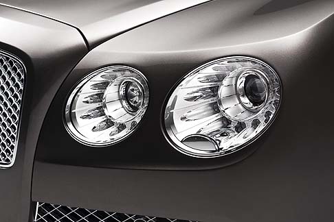 Bentley - Le opzioni includono la Specifica Mulliner Driving, che comprende cinque tipi di cuoio aggiuntive, espandendo il numero di sfumature disponibili a 17, e altri cinque tipi di radica.
