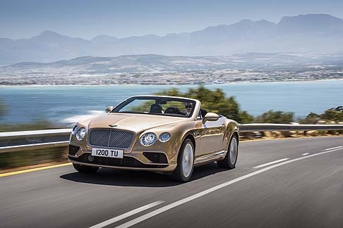 Bentley - Nel posteriore, la vettura offre un cofano bagagli dal design pi scolpito, con un profilo aerodinamico pronunciato in prossimit del bordo di uscita. La V8 S e la GT Speed adottano un nuovo design per il diffusore posteriore. 