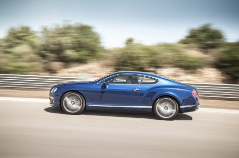 Bentley - Prestazioni cos straordinarie sono sostenute da soluzioni tecniche specifiche, come il telaio ottimizzato con molle, barre antirollio e boccole potenziate, un assetto di marcia ribassato.