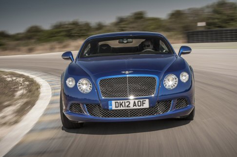 Bentley - ABS, ripartitore elettronico di frenata (EBD, Electronic Brake Force Distribution), assistenza idraulica alla frenata (HBA, Hydraulic Brake Assistance), controllo diretto di coppia (DTC) e rilevamento dellaquaplaning completano lequipaggiamento.