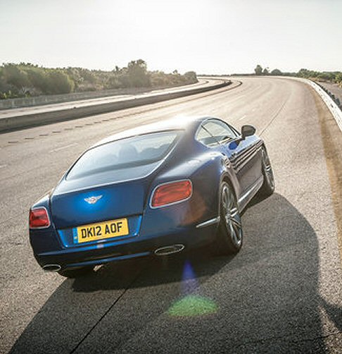 Bentley - La nuova GT Speed monta dischi dei freni in ghisa ventilati da 405 mm di diametro allanteriore e da 335 mm al posteriore e pinze a otto pistoncini di serie. 