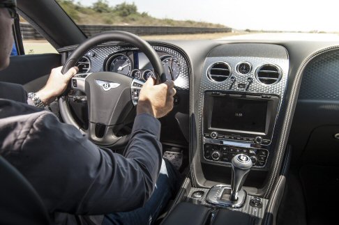 Bentley - A bordo troviamo la dotazione Specifica Mulliner Driving, con particolari in pelle trapuntati e traforati e dettagli in metallo chiaro, oltre ad unampia scelta di finiture tecniche opzionali.