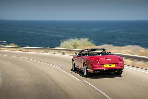 Bentley - Per quanto riguarda le prestazioni, queste sono assicurate dal motore Bentley V8 da 4 litri biturbo ancora pi efficiente e potente, che eroga fino a 528 CV di potenza (389 kW).
