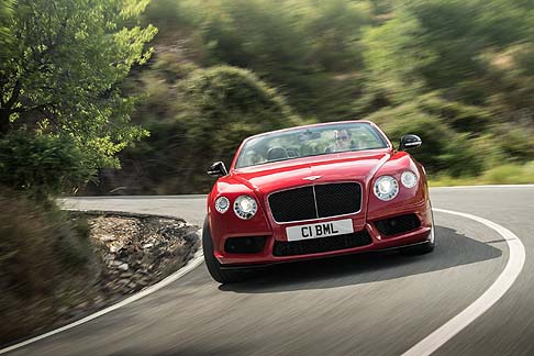 Bentley - Abbinato al cambio automatico ZF a 8 velocit di tipo close-ratio, il propulsore garantisce accelerazioni da brivido e una erogazione di potenza molto fluida. 