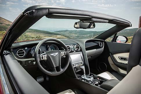 Bentley - Il V8  dotato anche di iniezione diretta ad alta pressione, cuscinetti a basso attrito, gestione termica avanzata, recupero dell'energia tramite il sistema elettrico di ricarica e un turbocompressore innovativo. 