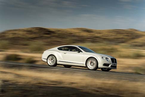 Bentley - La GT V8 S presenta un controllo elettronico della stabilit ottimizzato, che permette un maggiore slittamento delle ruote a velocit pi elevate.
