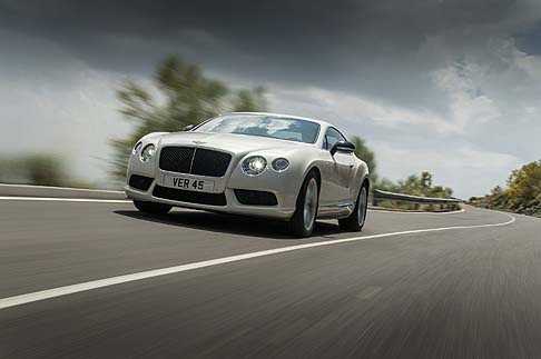 Bentley - Tra le nuove soluzioni estetiche spiccano lo splitter frontale affilato, minigonne laterali e un diffusore posteriore sottile, con finitura in Beluga lucido.